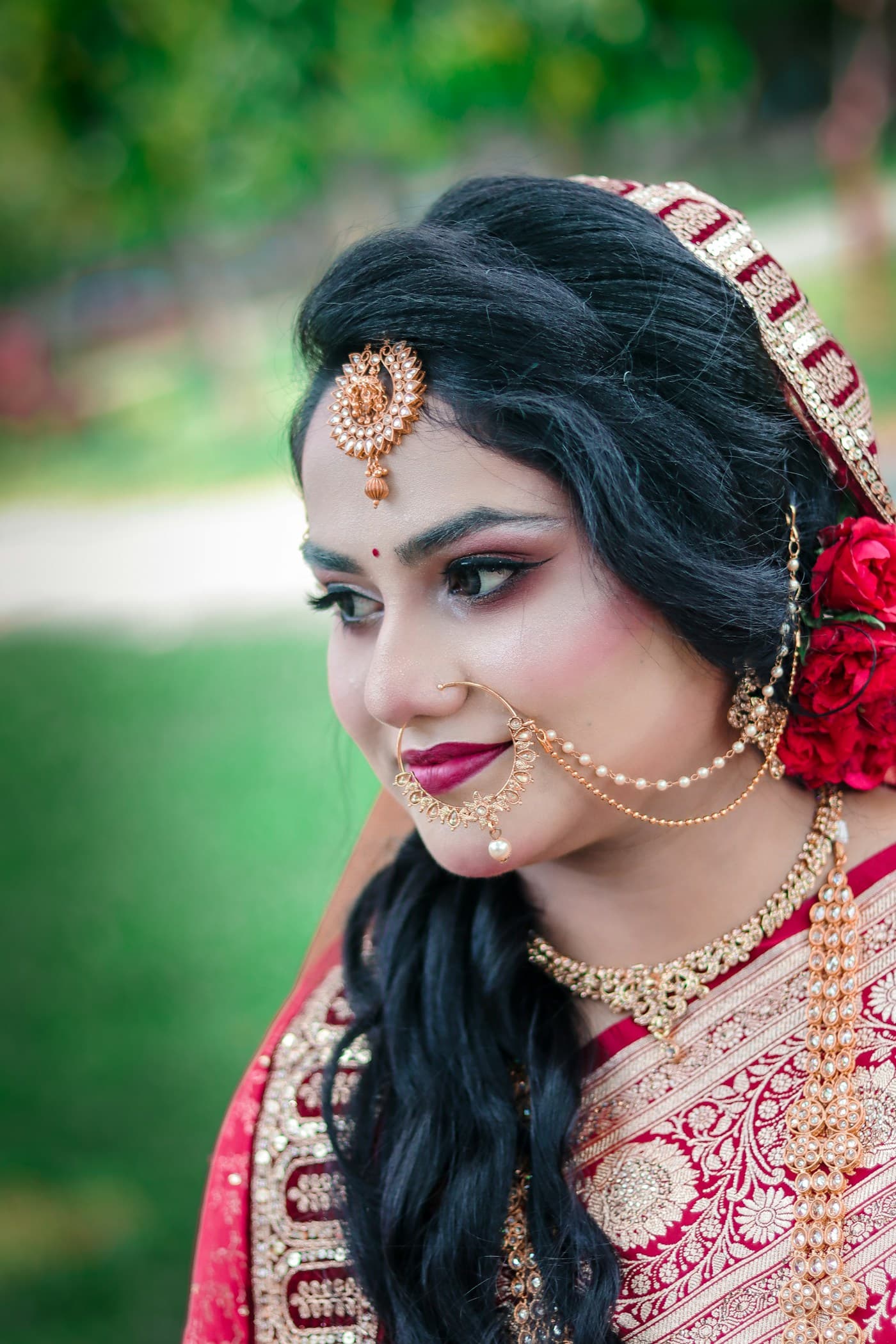 Modern Indian bridal look with gold jewellery